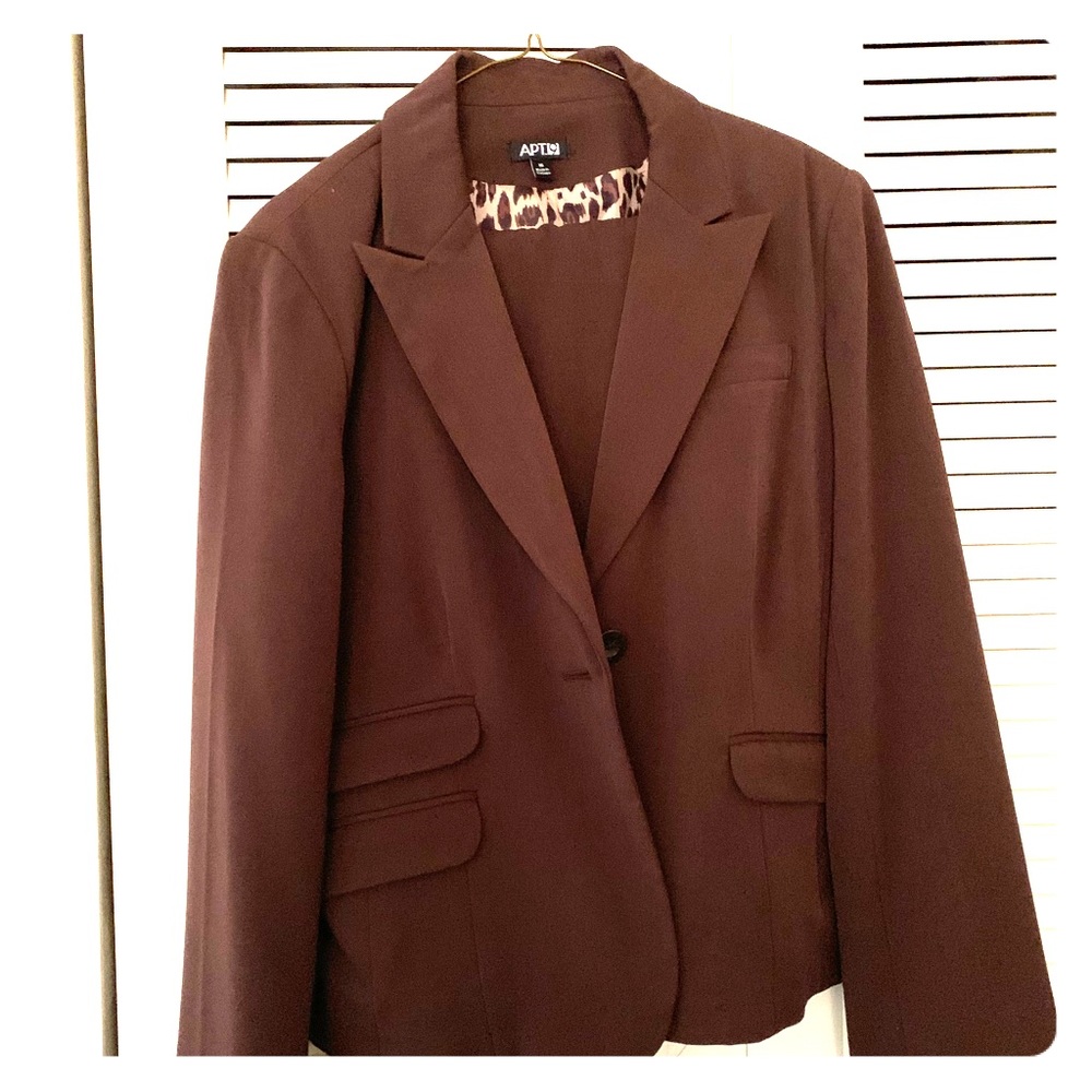 Nice chocolate brown suit with pockets on blazer!!